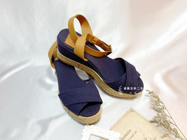 M0140 TB 藍色帆布金釦繞踝魚口草編後底楔型鞋 (台南店)