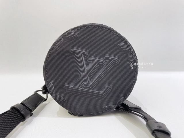 Louis Vuitton LV 2054 expandable polochon Black Nylon ref.265672
