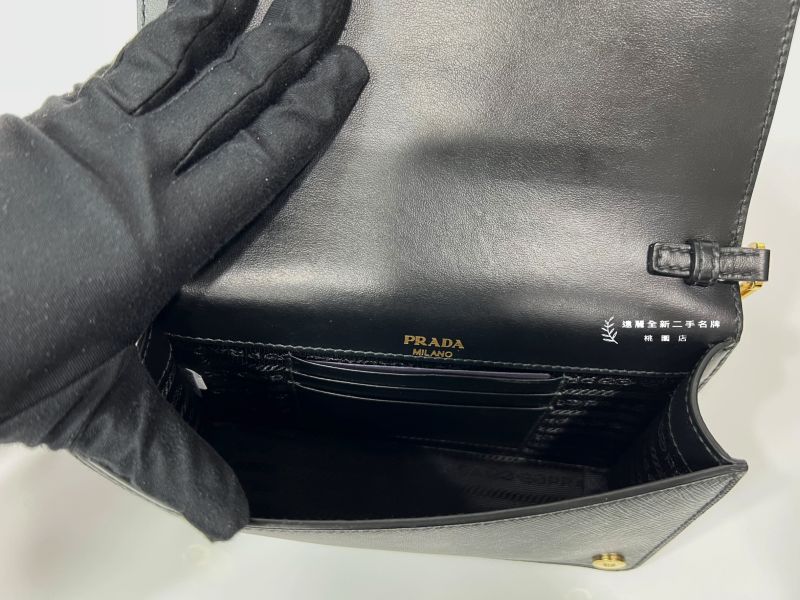 c1049 PRADA 黑牛皮金牌WOC側背包1BH148(桃園店) | 遠麗全新二手名牌館Famous Brand Hall